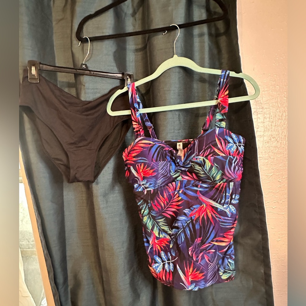 Holipick Tropical Print Tankini Top and Black Bottoms with Built in Bra.